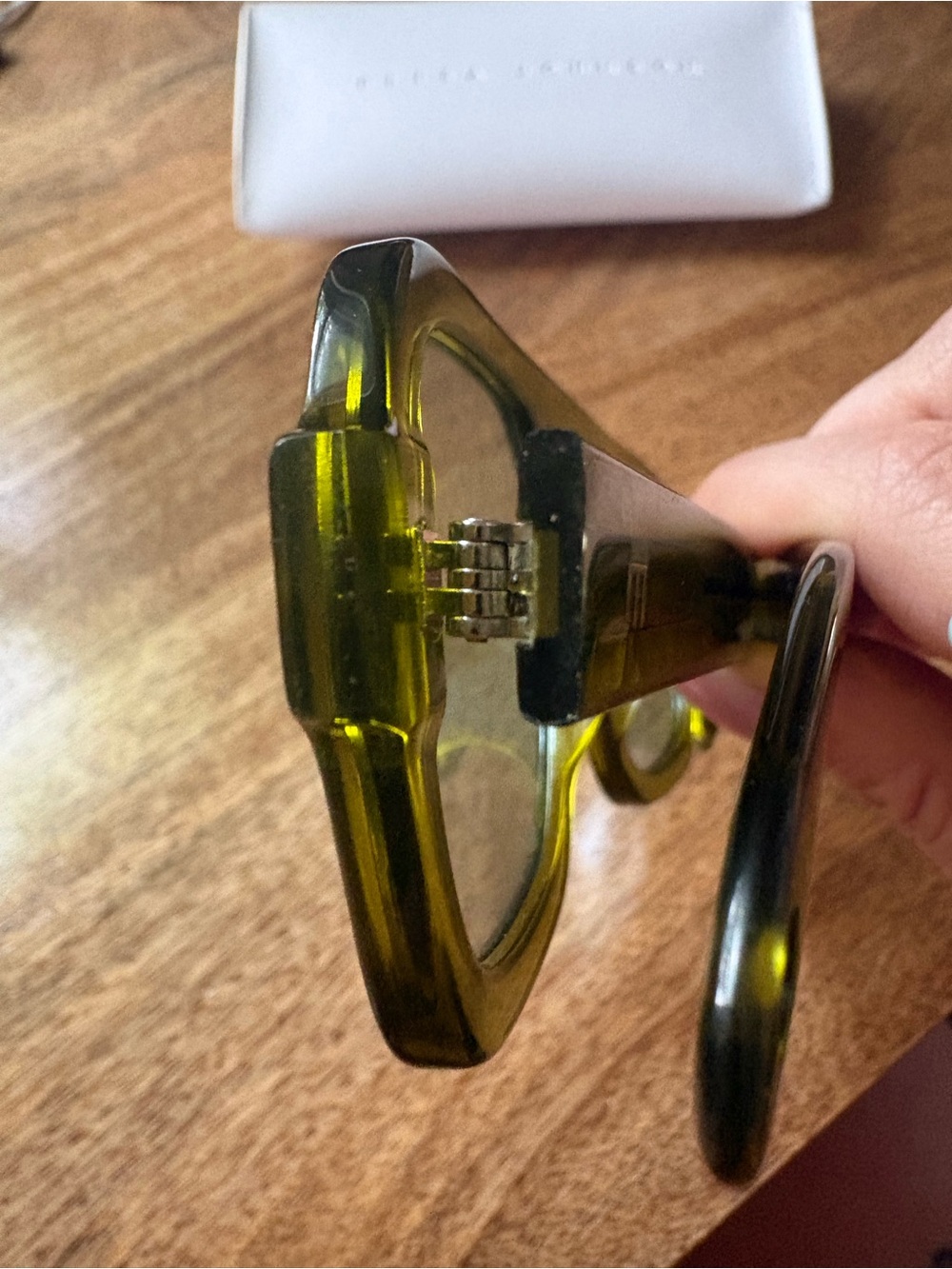 Elisa Johnson Jane Aviator Style Sunglasses in Olive Green 🫒 - Picture 7 of 9